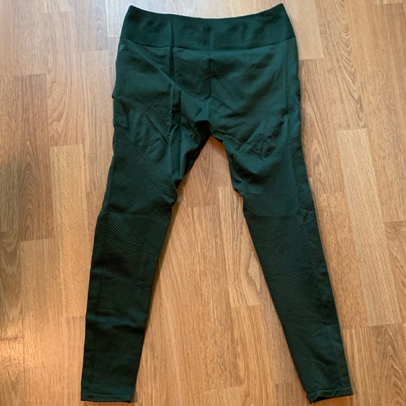 Fabletics Ribbed Crops - Picture 4 of 4